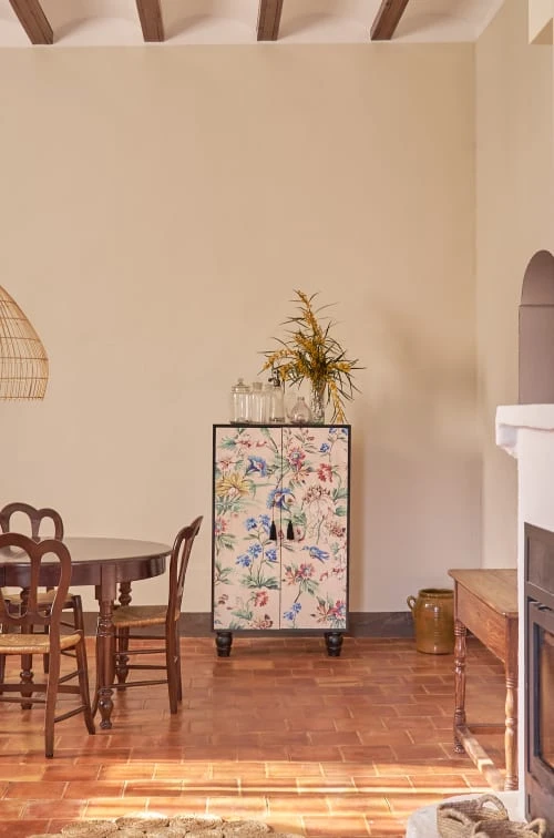 RNT By Really Nice Things Buffet Armoire En Pin Massif Imprimé Floral Sur Fond Noir. 2 RNT By Really Nice Things Buffet Armoire En Pin Massif Imprimé Floral Sur Fond Noir. – Image 2