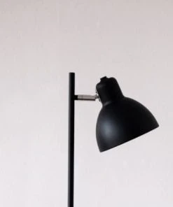 Dyberg Larsen Skagen - Lampadaire En Métal Noir Mat Et Chrome, H 143,5 Cm D 16 Cm -Boutique Belamp skagen lampadaire en metal noir mat et chrome h 143 5 cm d 16 cm 1